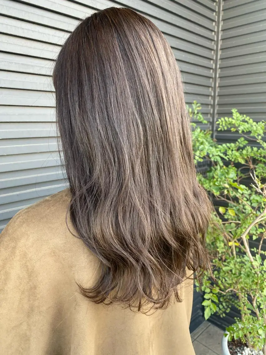ロング カラー 透明感カラー ヘアカラー NATURAL MOMOMIのヘアスタイル
