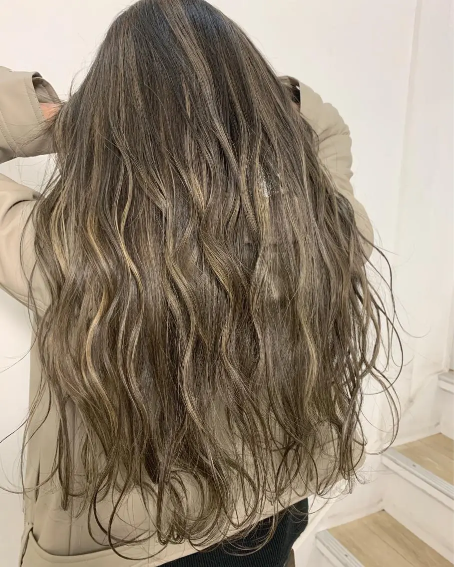 セミロング カラー ハイライトカラー 外国人風カラー ハイライト ヘアカラー トリートメント レイヤーカット 西村あきやのヘアスタイル