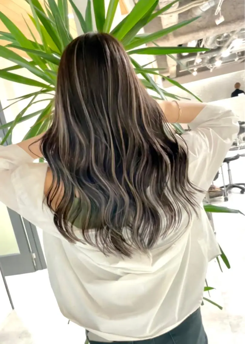 ロング ハイライト ヘアカラー トリートメント 神戸でブリーチなら puty/レイヤーのヘアスタイル