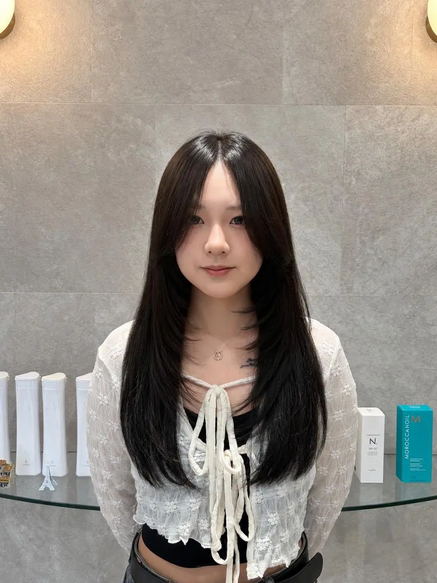 ロング レイヤーカット 韓国ヘアケアブリーチ 莉奈のヘアスタイル