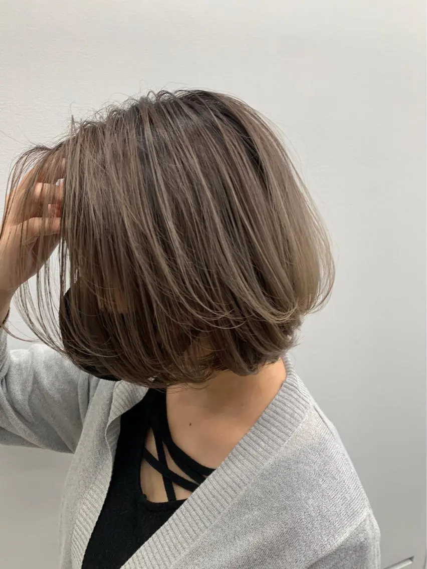 カラー バレイヤージュ ベージュカラー ハイライトカラー ミルクティーベージュ オリーブカラー レイヤーカット 早崎太生のヘアスタイル