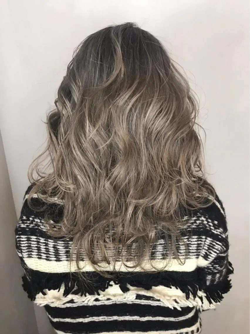 ロング カラー バレイヤージュ グレージュ シルバー レイヤーカット BROCANTE立川 karasawa.nのヘアスタイル