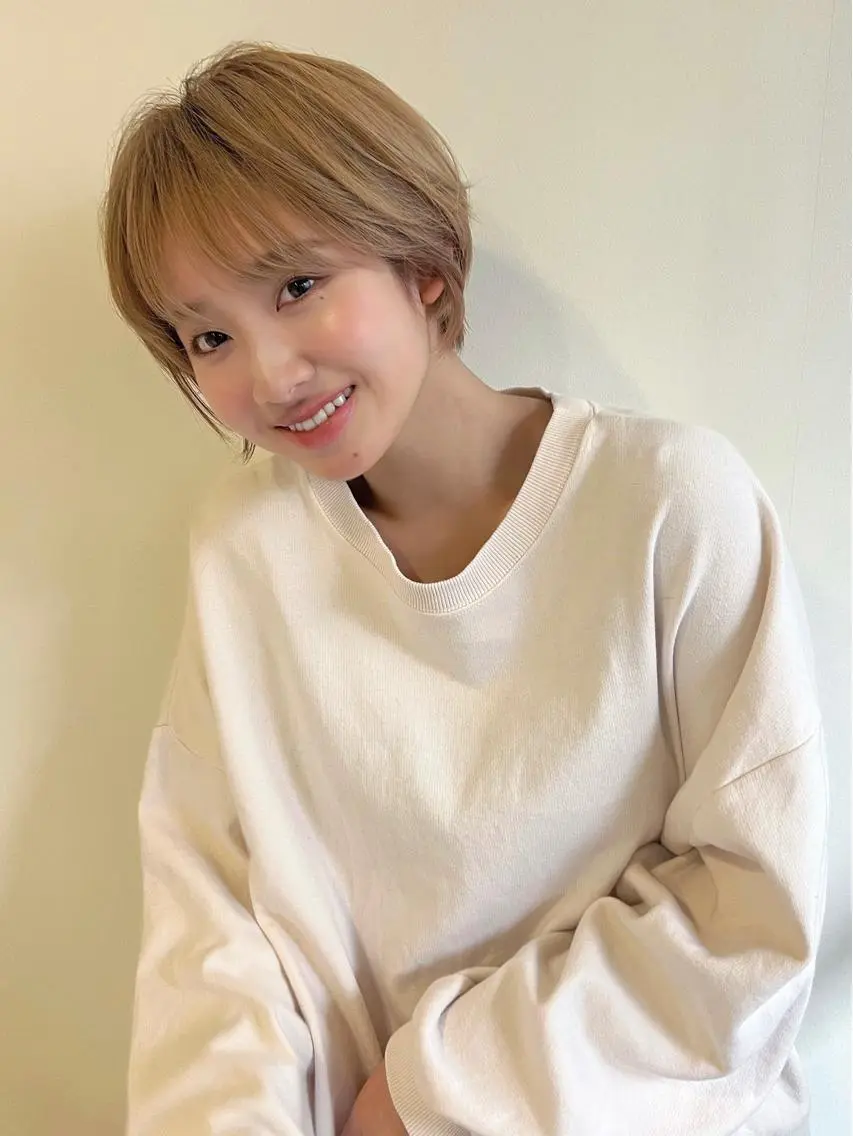 ショート カラー ハイトーンカラー ショートヘア 菅原リキヤ くびれレイヤーヘアのヘアスタイル