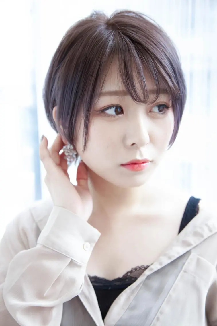 ミディアム HITOMI .のヘアスタイル