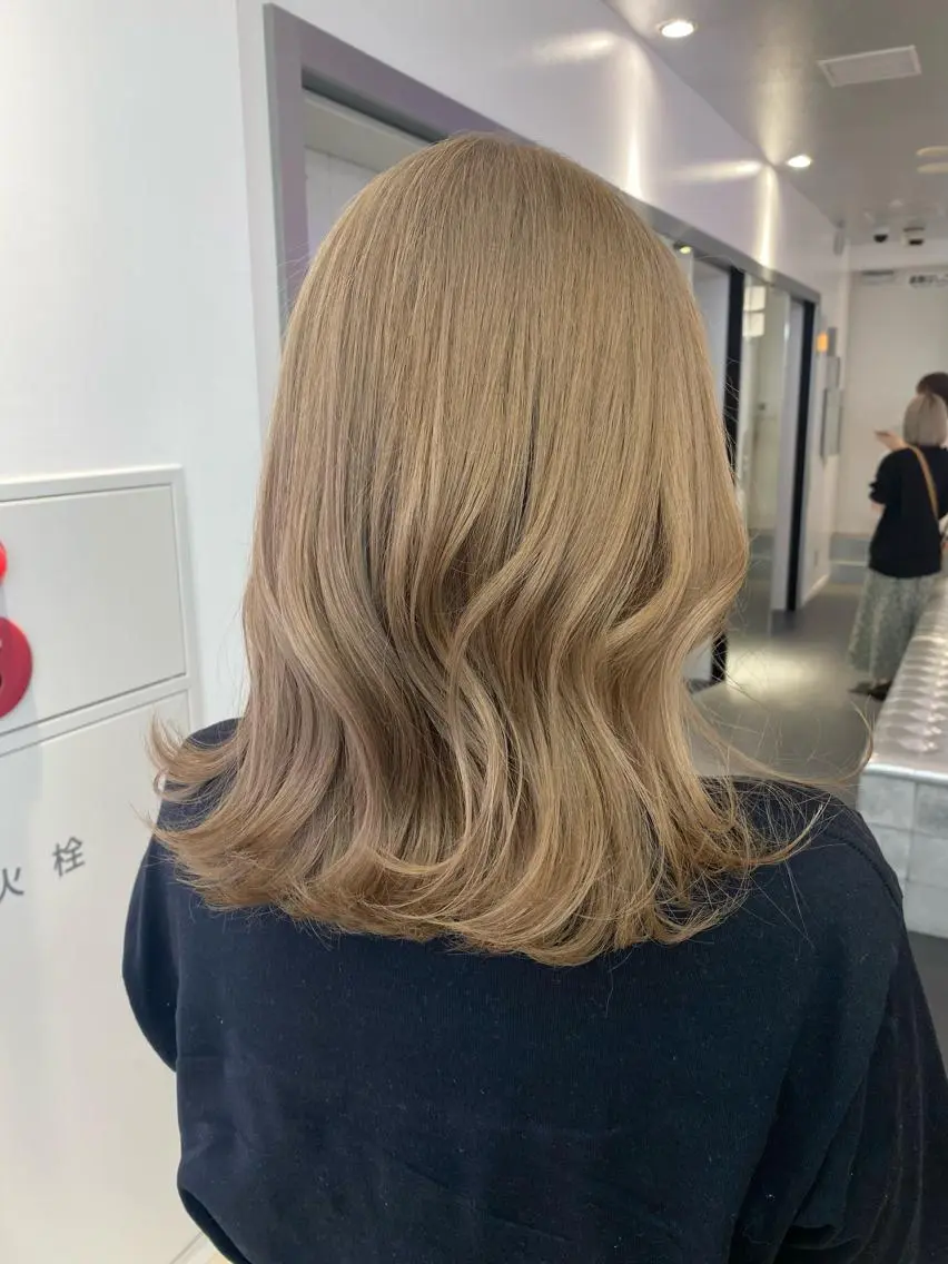 セミロング カラー ベージュカラー ブリーチ ミルクティーベージュ レイヤー/ハイトーン 🧸SENAのヘアスタイル