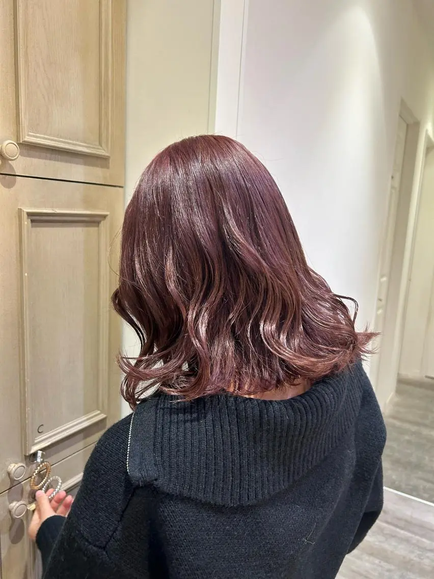 ミディアム カラー ブラウンカラー ピンクカラー ピンクブラウン ヘアカラー ミユ🎀長さ出し 🎨デザインカラーのヘアスタイル