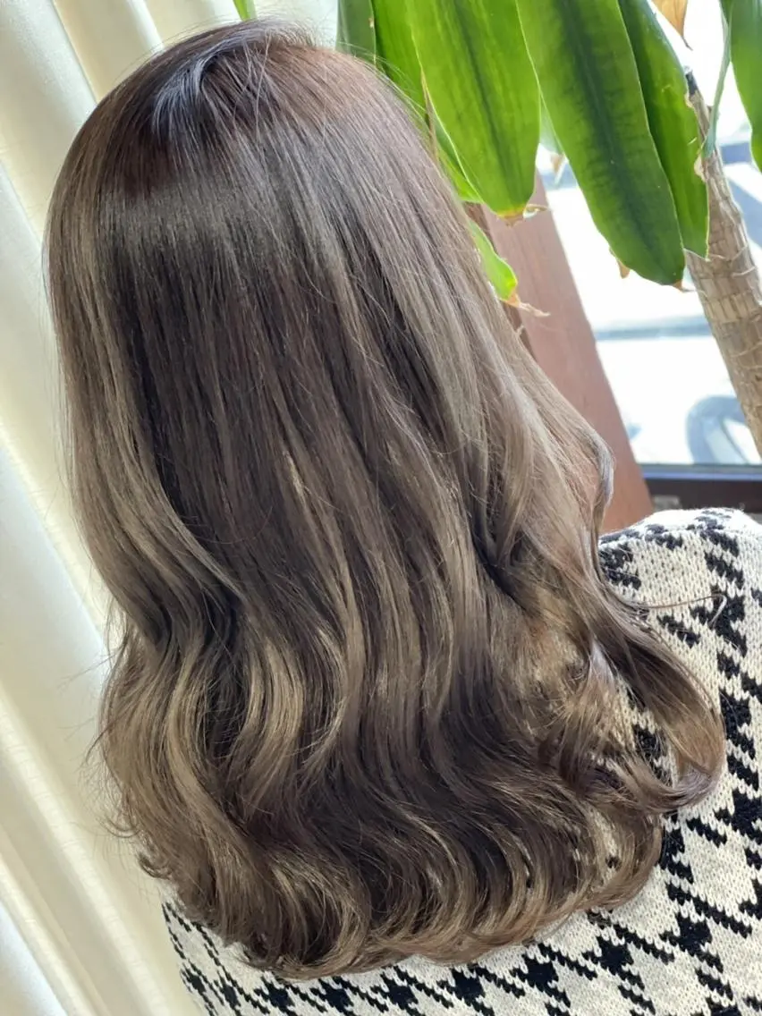 セミロング カラー ベージュカラー ブリーチ ミルクティーベージュ ブリーチなしカラー ヘアカラー トリートメント ハイトーン得意😍 Lumiereのヘアスタイル