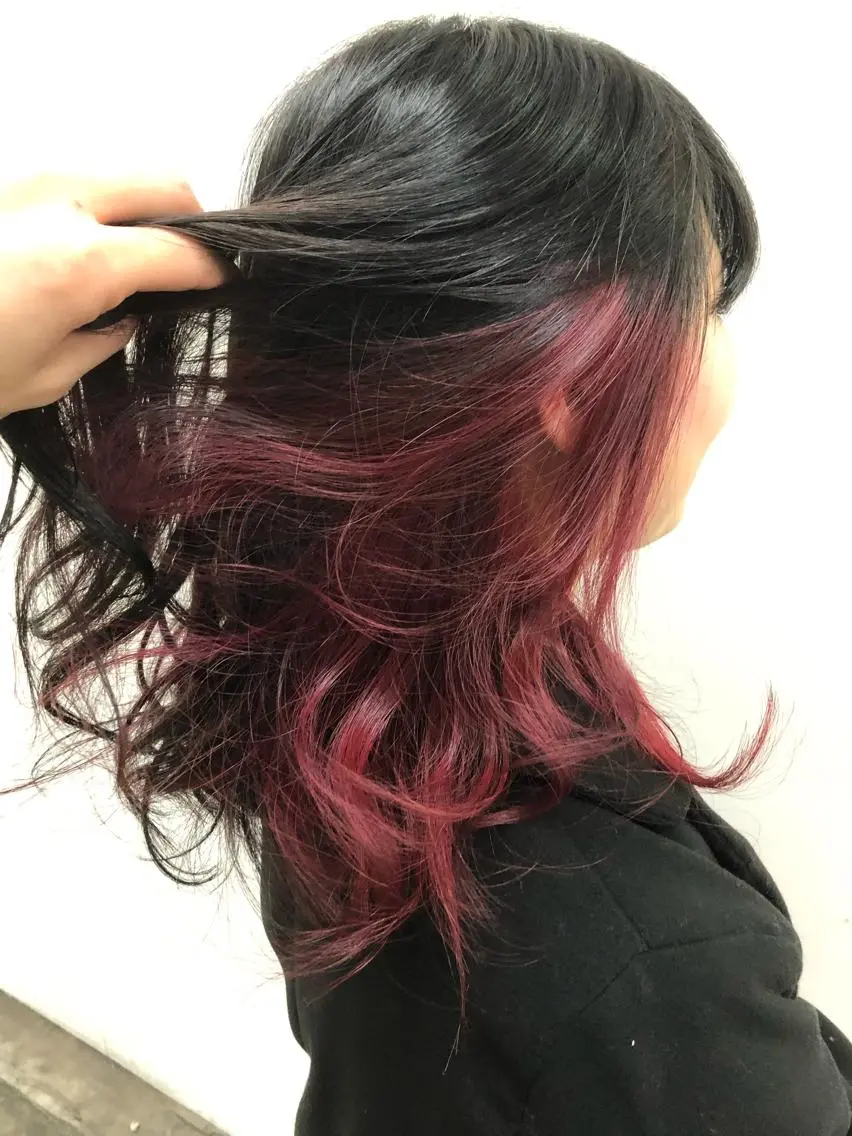 ミディアム カラー ブリーチ インナーカラー ピンクカラー バイオレットカラー 東條 克義のヘアスタイル