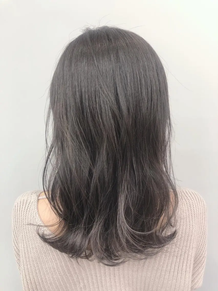 ミディアム カラー イルミナカラー シルバー スターダスト 代表　YUKI ☆のヘアスタイル