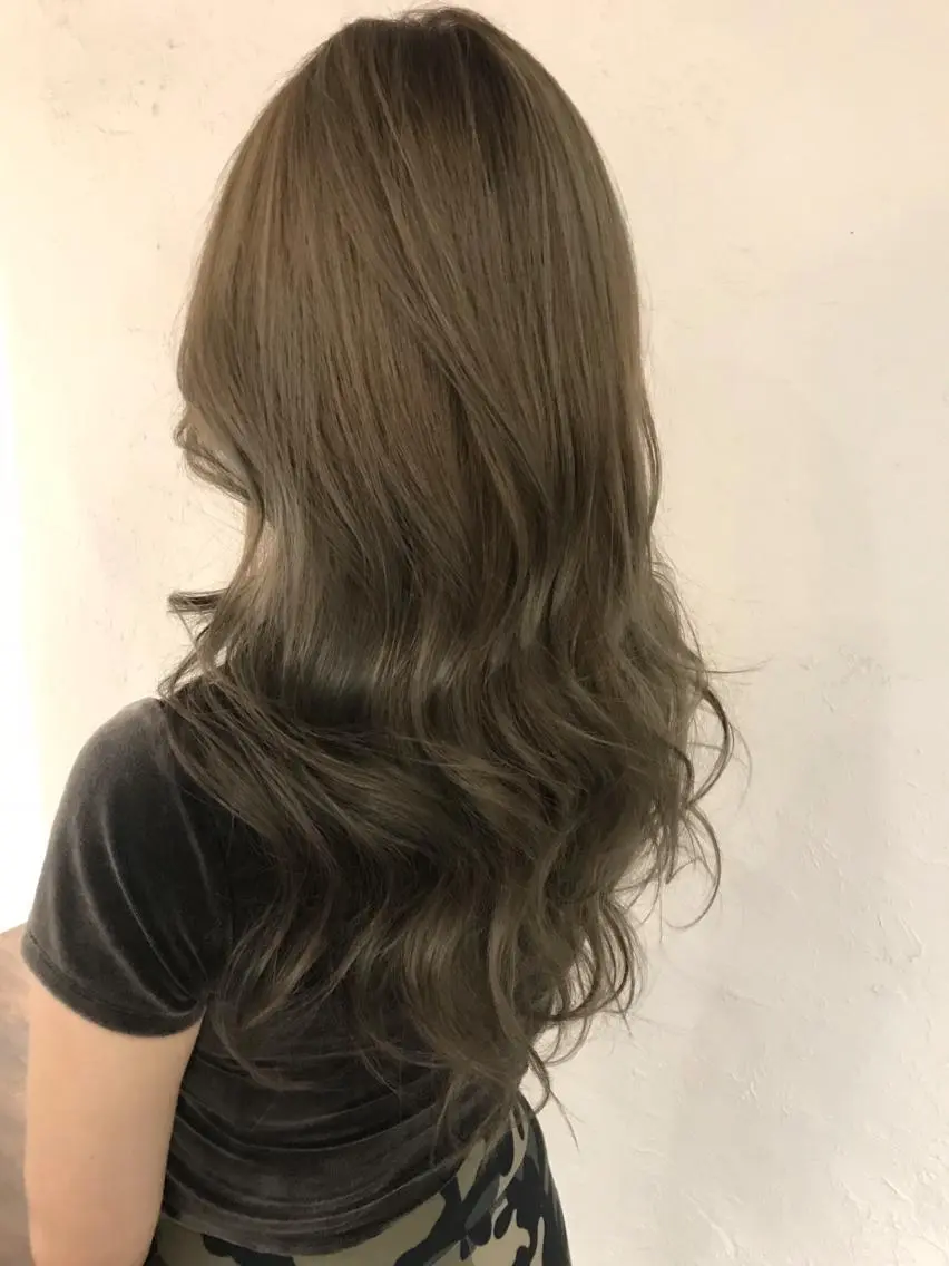 ロング カラー アッシュ 伊藤 優希のヘアスタイル
