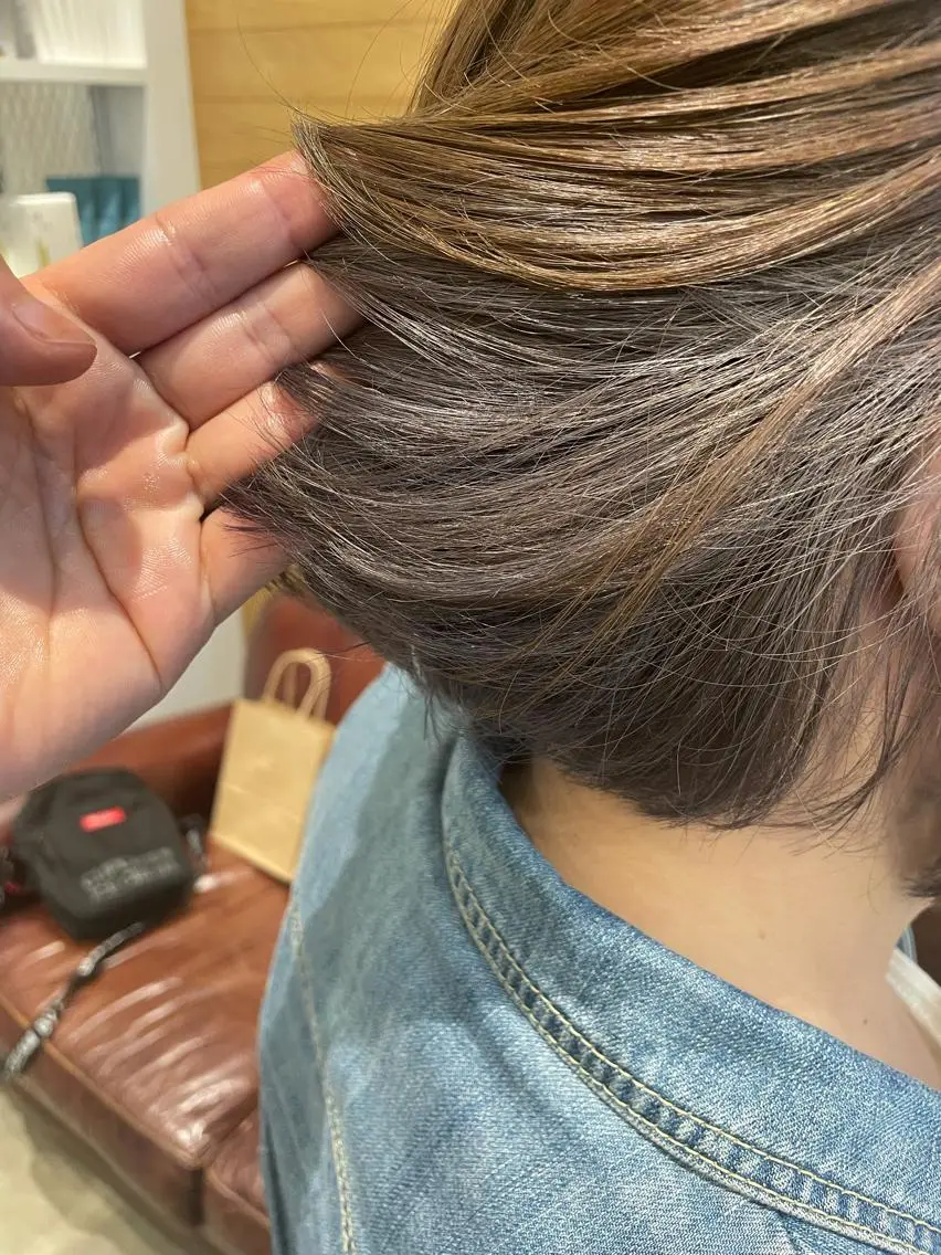 ショート カラー グレージュ インナーカラー ボブ 鈴村 大介のヘアスタイル