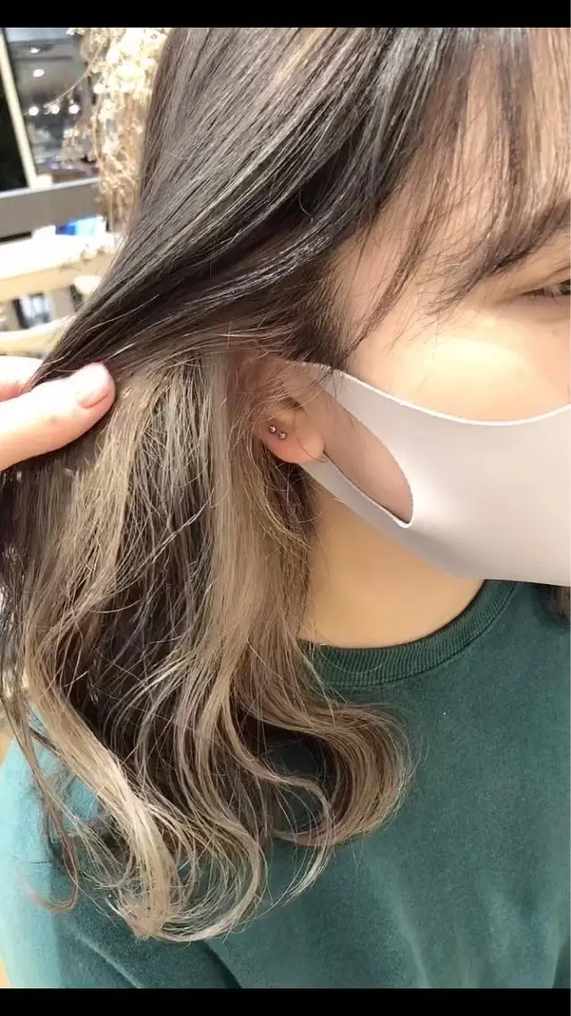 ミディアム カラー ベージュカラー イヤリングカラー 三村 桜生のヘアスタイル