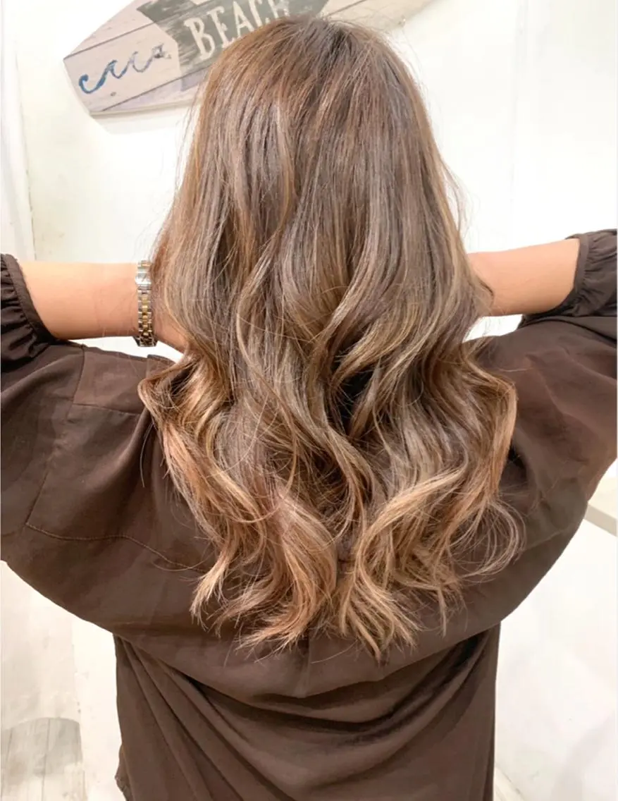 セミロング カラー アッシュ バレイヤージュ ブリーチ デザインカラー グレージュ 京都大人女性ショート 徒歩1分/秋山のヘアスタイル