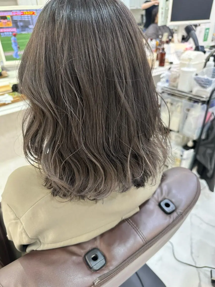 ミディアム カラー グレージュ 安田 柚月のヘアスタイル