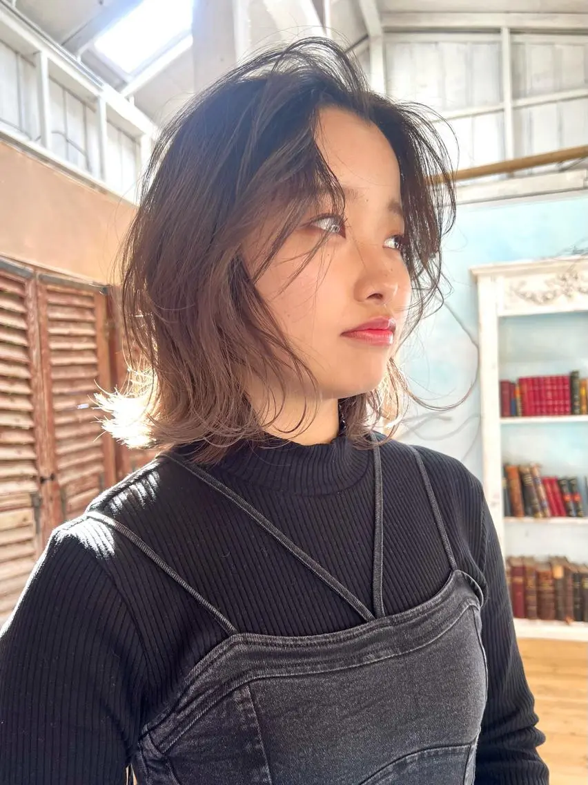 ミディアム カラー ミストバング グレージュ ボブ くびれヘア 斜めバング ヘアカラー トリートメント レイヤー専門家 ダブルカラー修のヘアスタイル