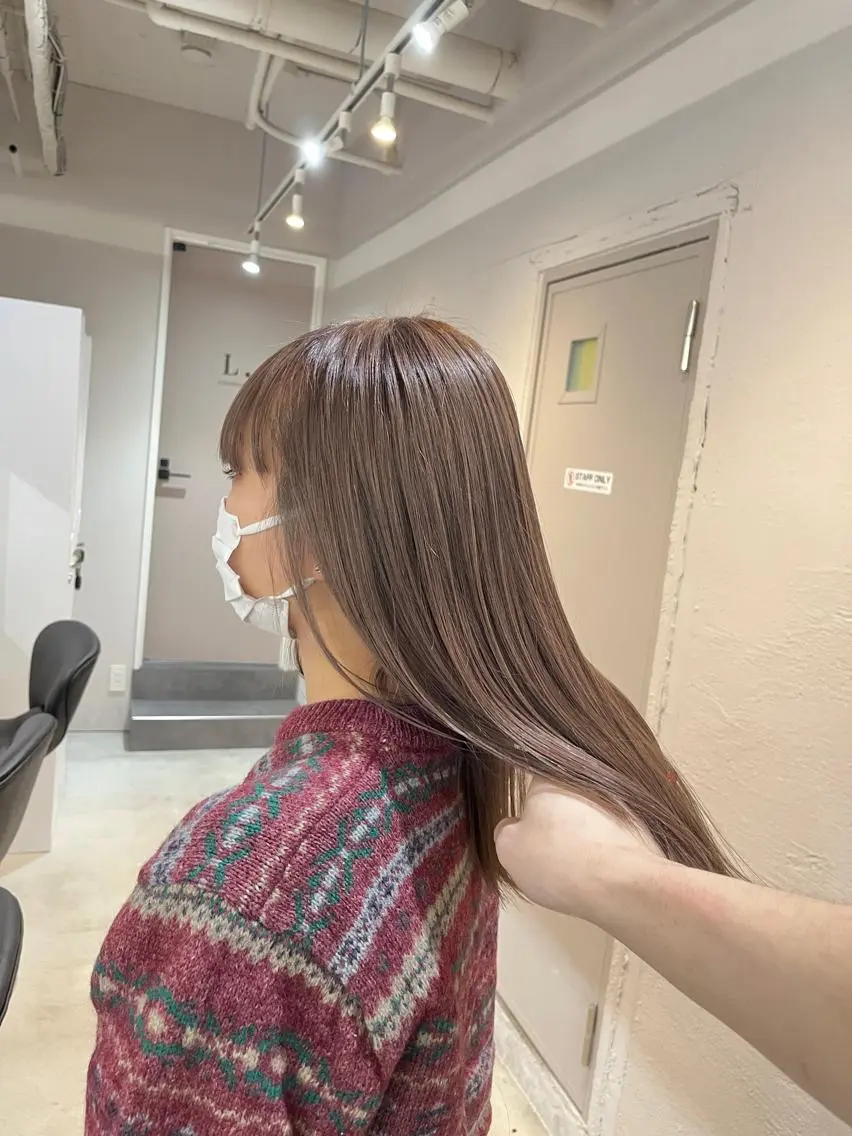セミロング カラー ベージュカラー ミルクティーベージュ グレージュ/透け感 カラー/透明感カラーのヘアスタイル