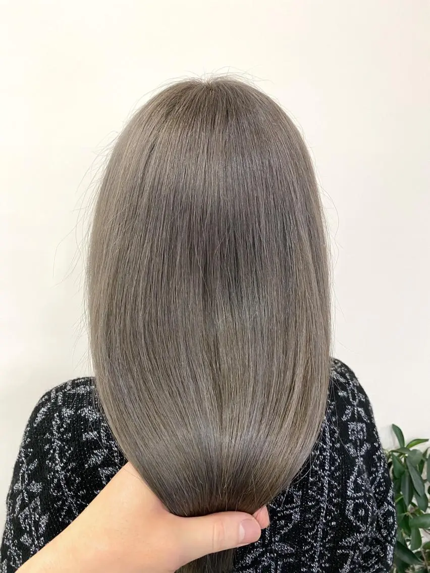 セミロング カラー ヘアカラー トリートメント 服部 樹季のヘアスタイル