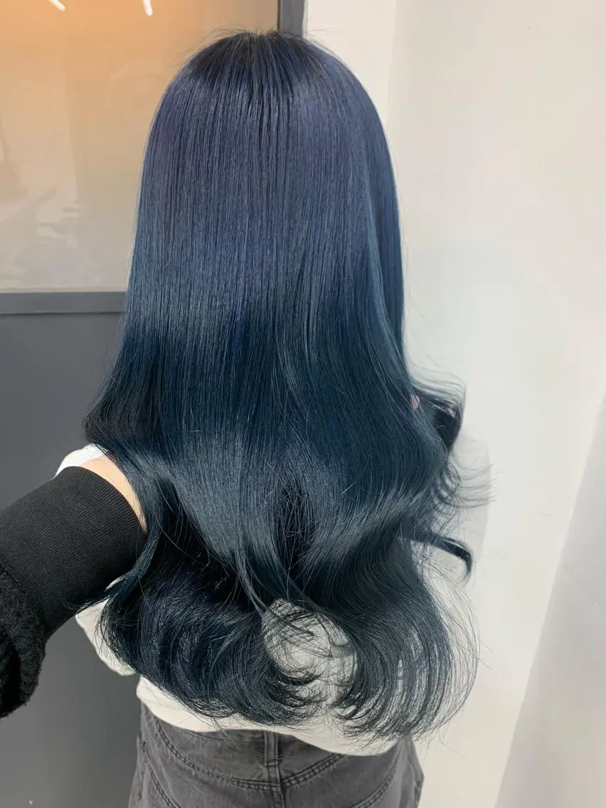 ロング カラー 黒髪 ブルーカラー ブルーブラック ネイビーカラー カット ヘアカラー トリートメント 🌸MAYU🌸 ハイトーン➕レイヤーのヘアスタイル