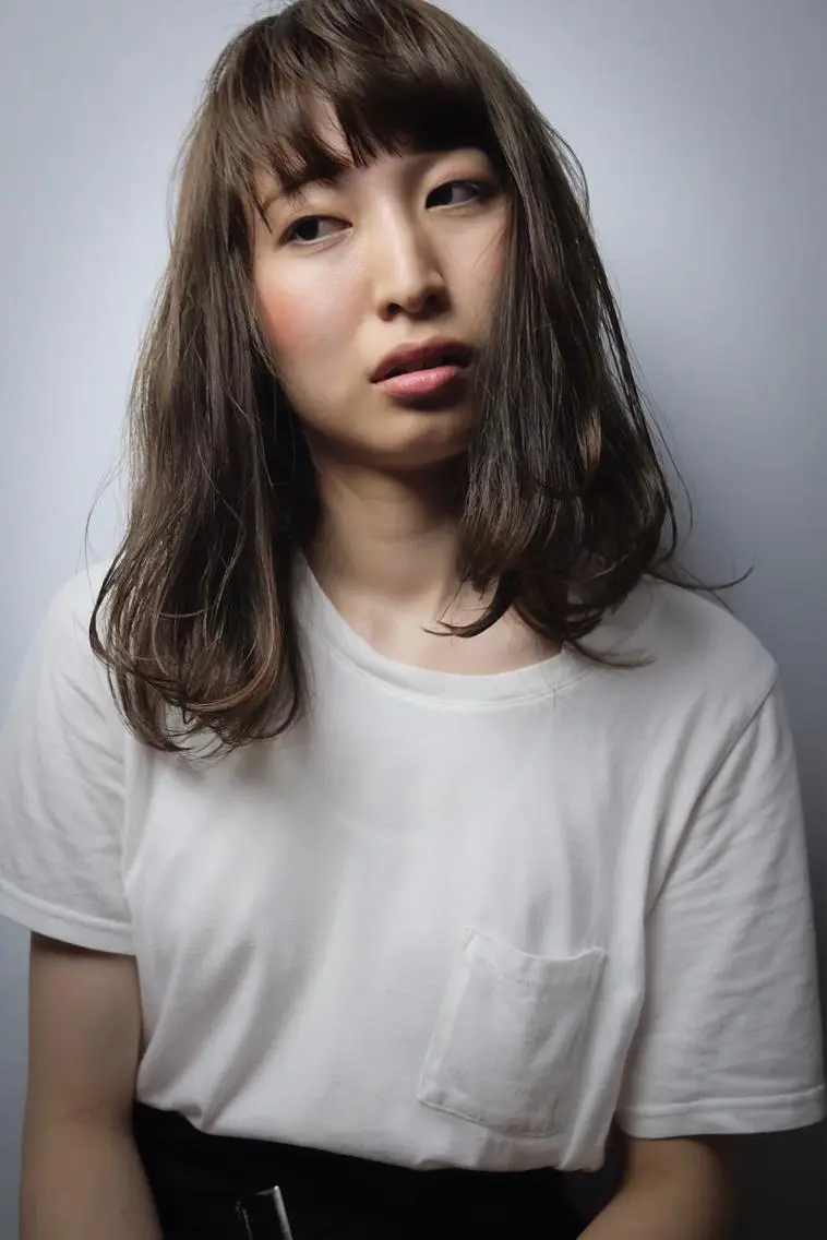 ミディアム 佐山 眞紀のヘアスタイル