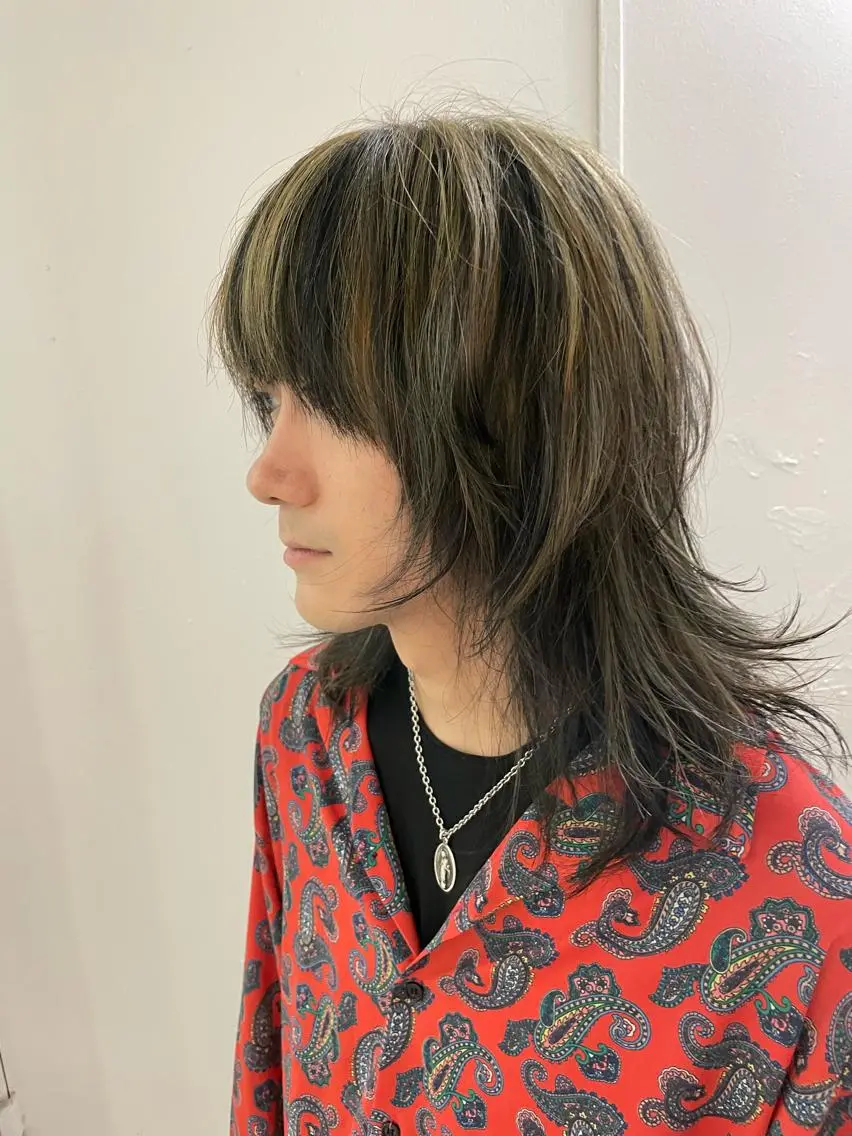 セミロング カラー メンズ メンズバレイヤージュ メンズブリーチ センターパート フェードカット メンズハイライト カット ヘアカラー トリートメント スパイラルパーマ 🌐hina⭐️のヘアスタイル