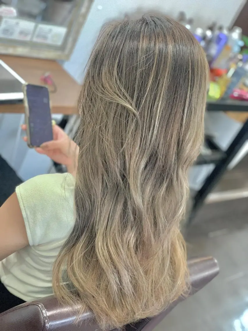 セミロング ハイライト レイヤーカット 縮毛矯正 ヘアカラー ブリーチ毛に縮毛矯正 ✨カラー✨山田 正幸のヘアスタイル