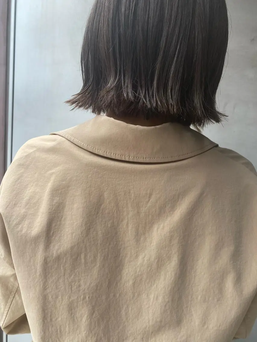 ミディアム カラー shiori ベージュカラーのヘアスタイル