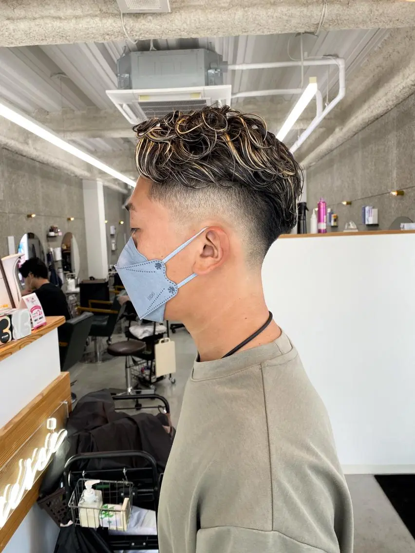 カラー パーマ メンズ フェードカット メンズハイライト メンズパーマ ハイライトカラー カット パーマ 八谷 将平のヘアスタイル
