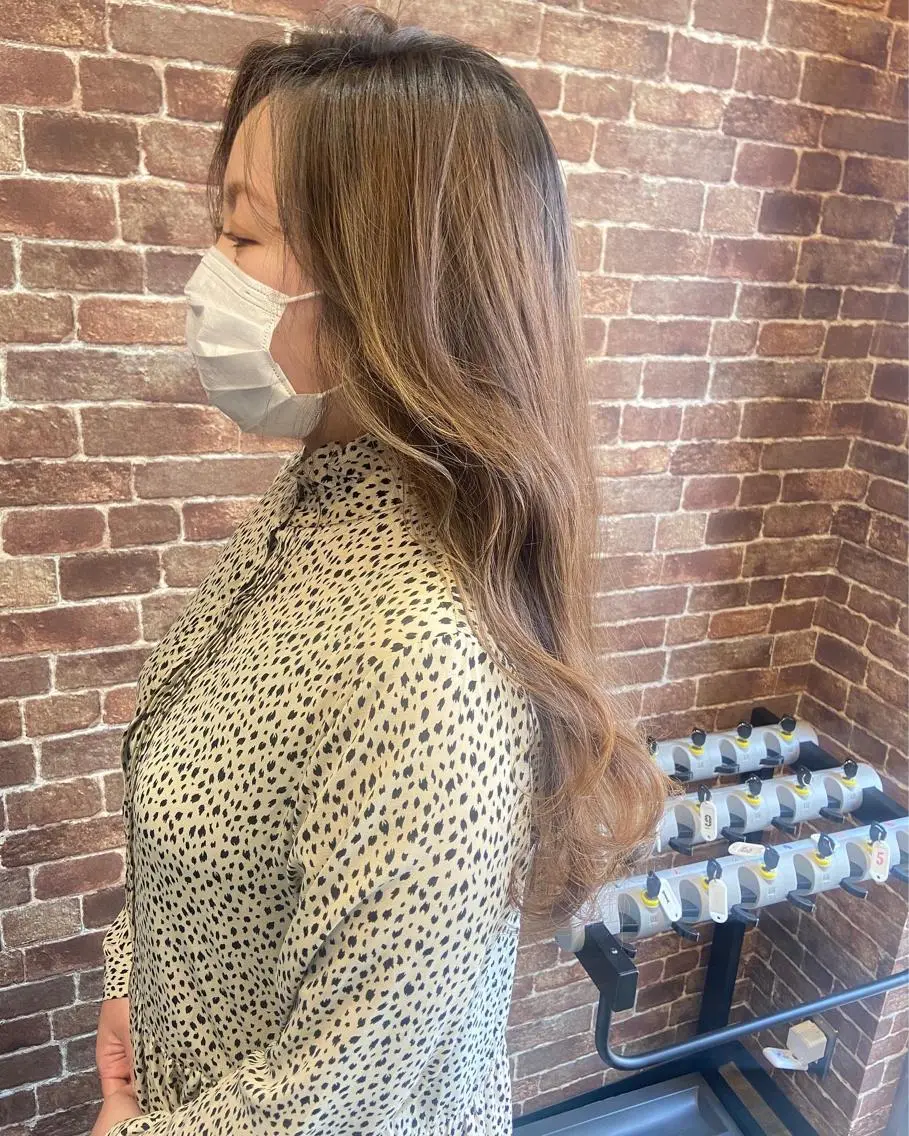 ロング カラー パーマ ヘアアレンジ メンズ キッズ ネイル マツエク・マツパ アイブロウ アッシュ ベージュカラー 透明感カラー ミルクティーベージュ 眉カラー 久木原 ゆりのヘアスタイル