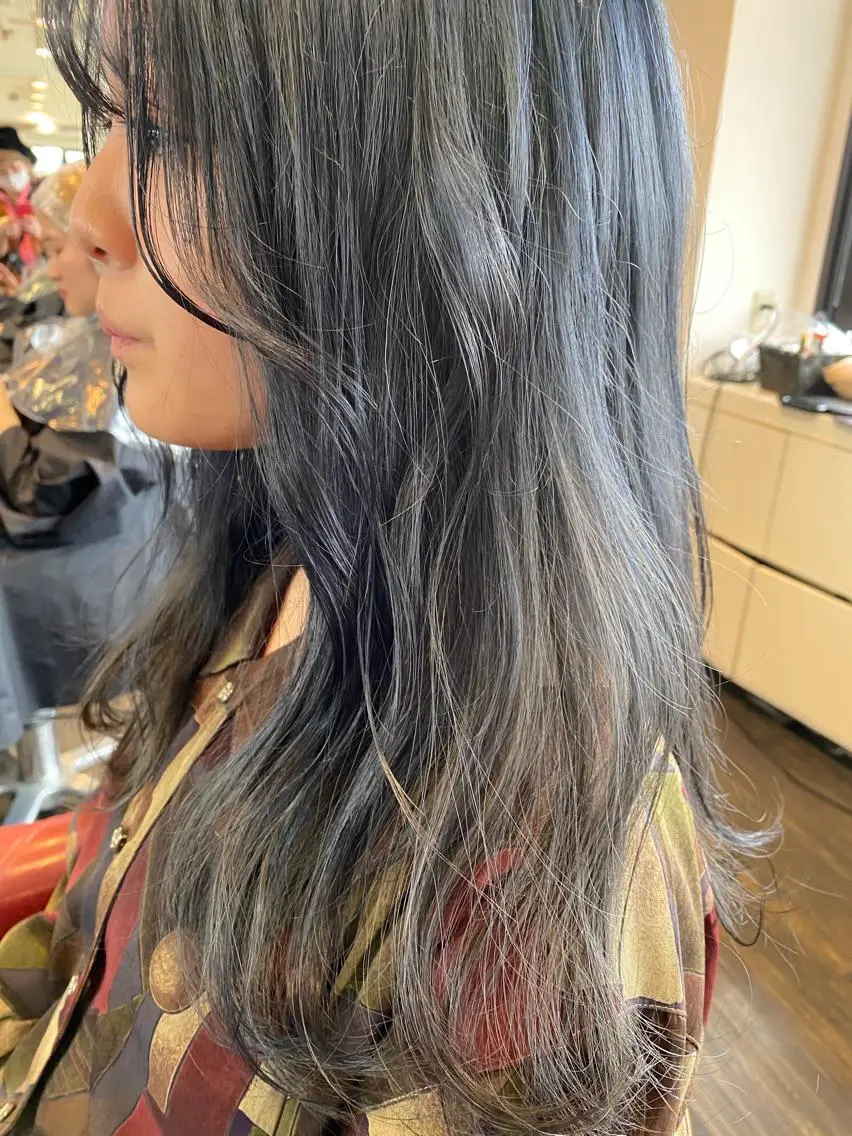 セミロング カラー シルバー 西本 夏美のヘアスタイル