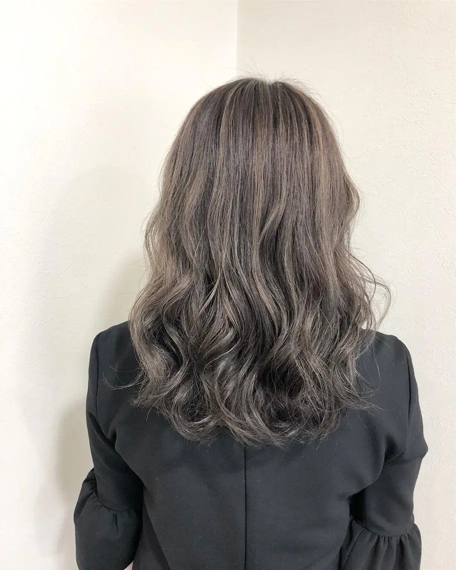 セミロング ハイライト ヤマグチ ヒカルのヘアスタイル