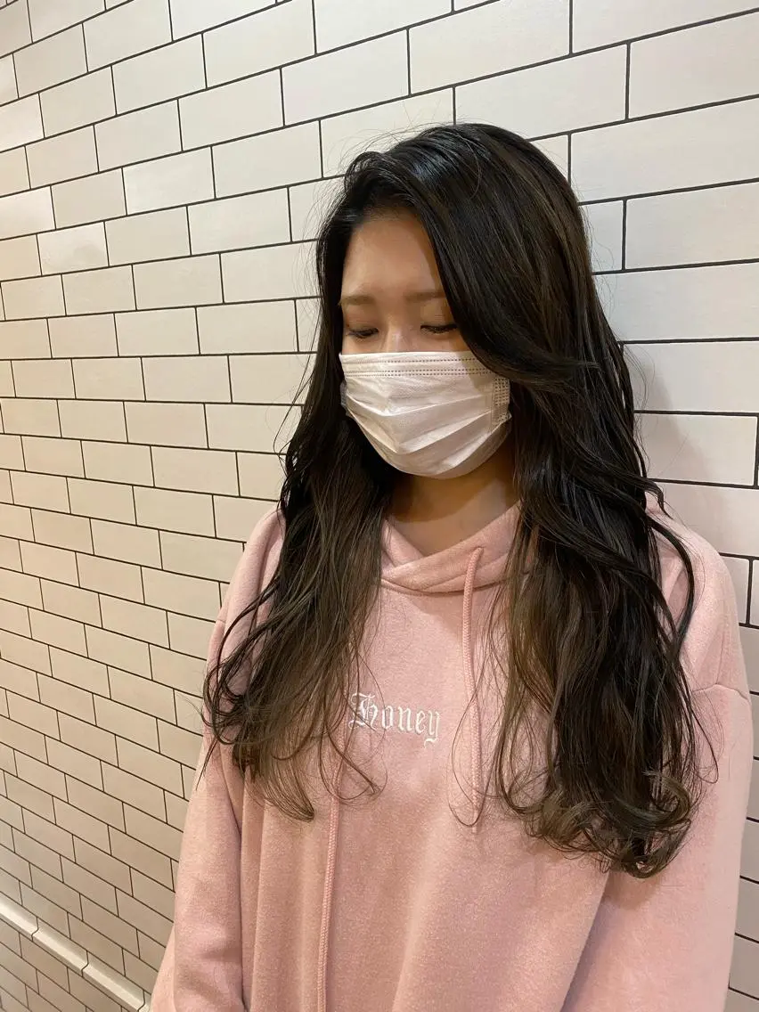 ロング カラー アッシュ アッシュブロンド ブロンド カット ヘアカラー トリートメント TAI透明カラー 柔らかい縮毛矯正のヘアスタイル