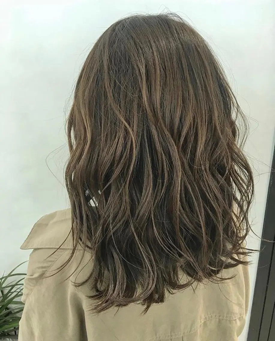 セミロング カラー ヘアアレンジ アッシュ ベージュカラー ハイライトカラー ハイトーンカラー ハイライト エグチ アキラのヘアスタイル