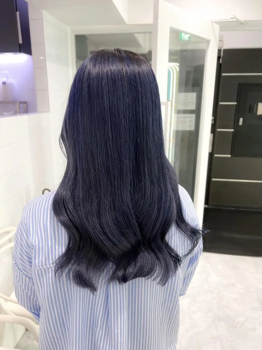セミロング ヘアカラー トリートメント 🤍ハイトーン寒色 🤍MADOKAのヘアスタイル