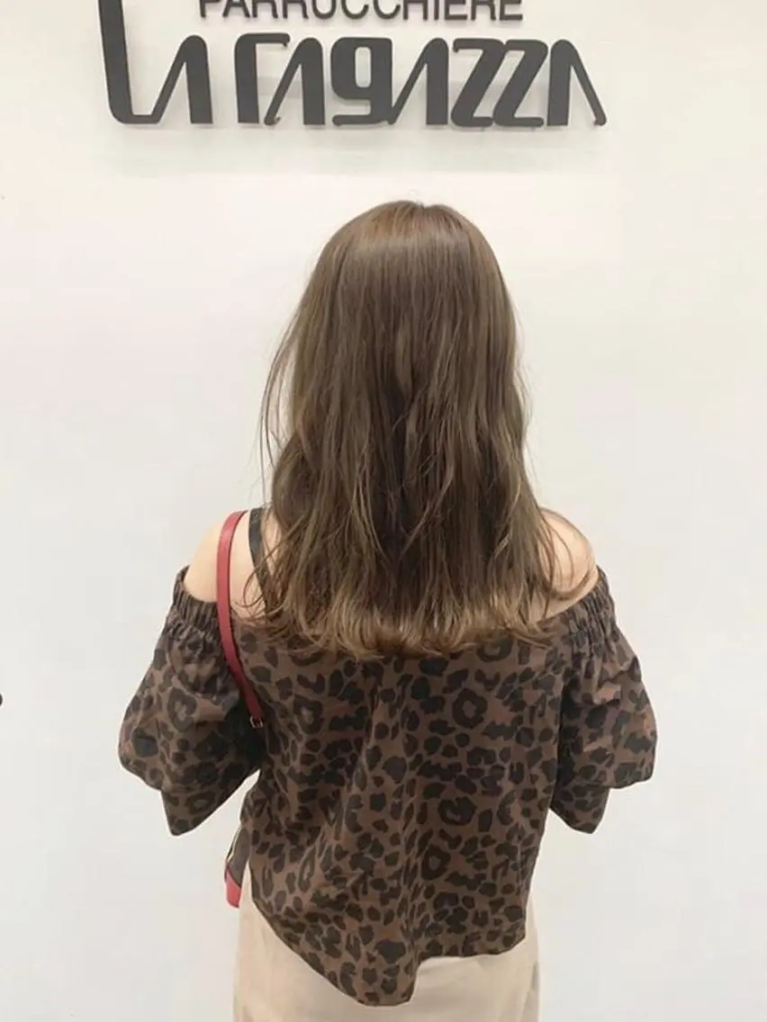セミロング カラー ブリーチ グレージュ ミルクティーグレージュ 東條 克義のヘアスタイル