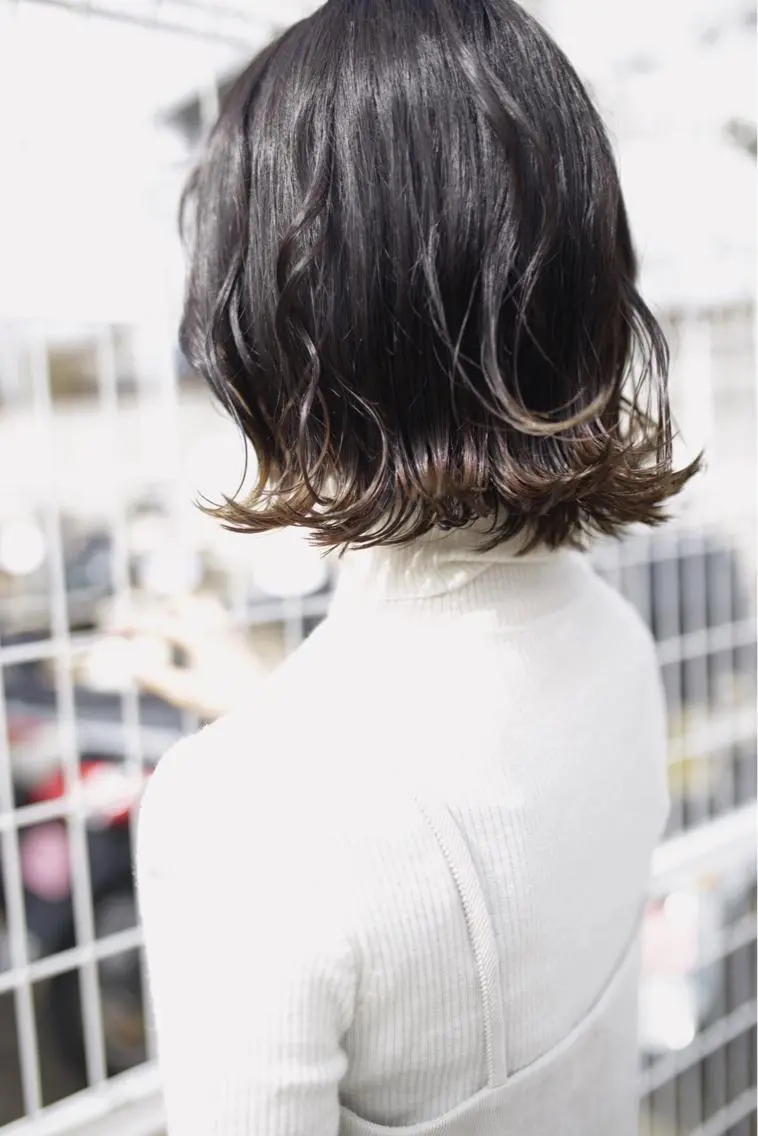 ミディアム アッシュ 豊崎 左知のヘアスタイル