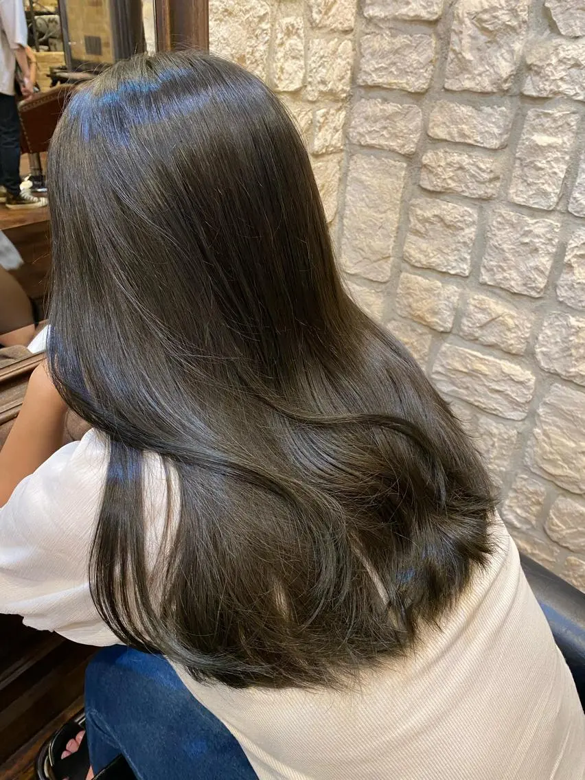 ロング カラー オリーブグレー ブリーチカラー⸜♡⸝ クルミ🐍のヘアスタイル