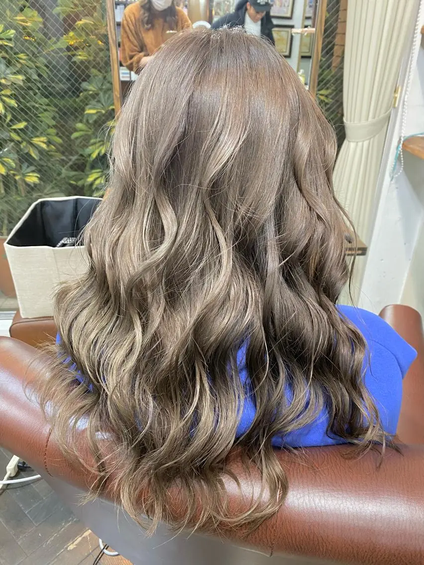 セミロング カラー ベージュカラー ブリーチ 透明感カラー ハイトーンカラー ミルクティーベージュ ヘアカラー トリートメント 🌟ハイライト/ハイ トーン🌟MIKIのヘアスタイル