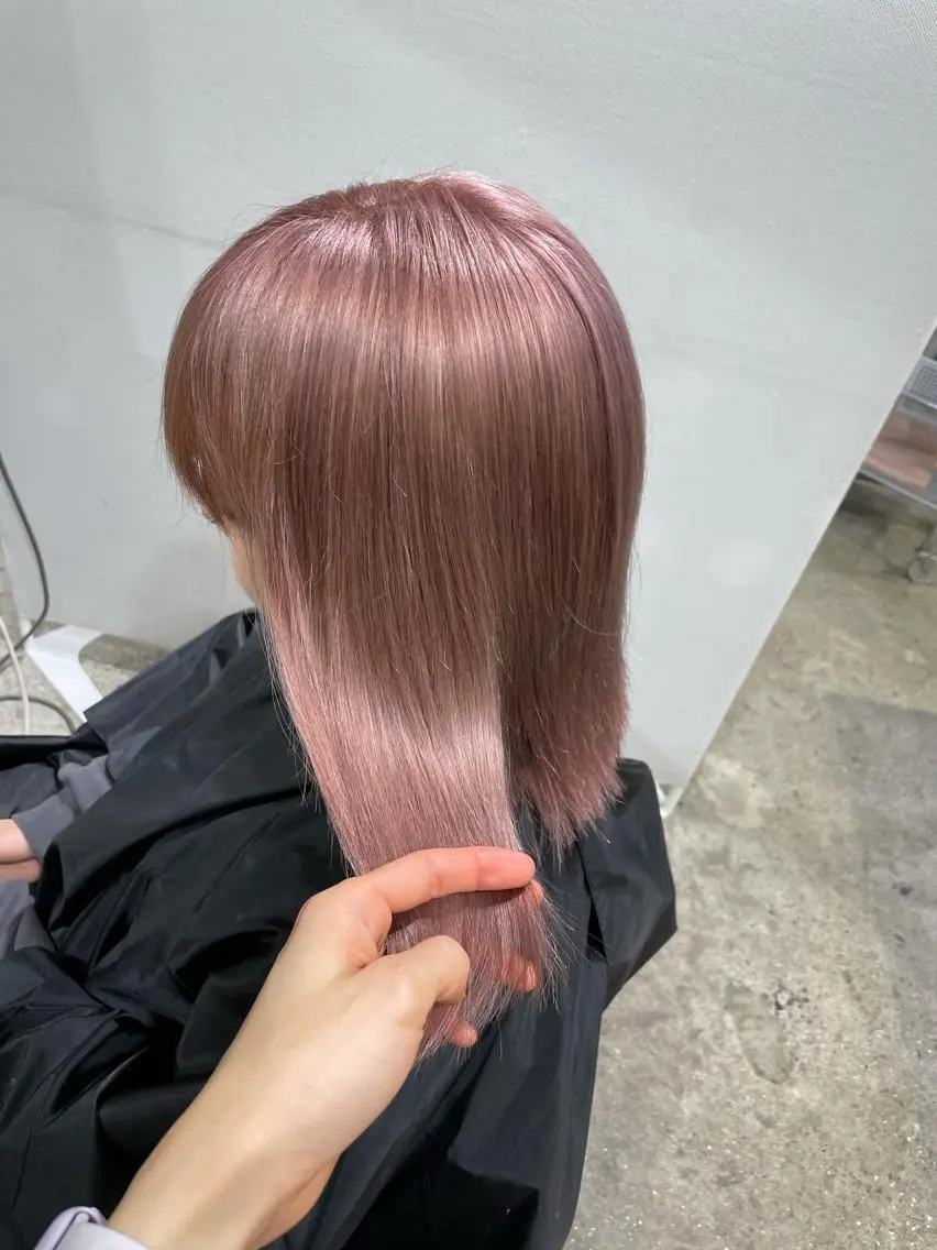 ミディアム カラー ヘアアレンジ ピンクカラー 🧸ハイトーン🧸 ゆっきー🧸のヘアスタイル