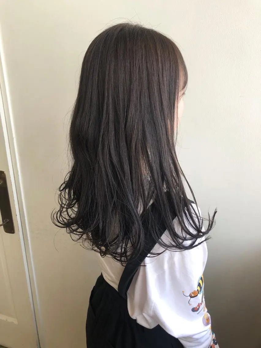 セミロング カラー カット ヘアカラー トリートメント MIOベージュカラー 柔らかいカラーのヘアスタイル