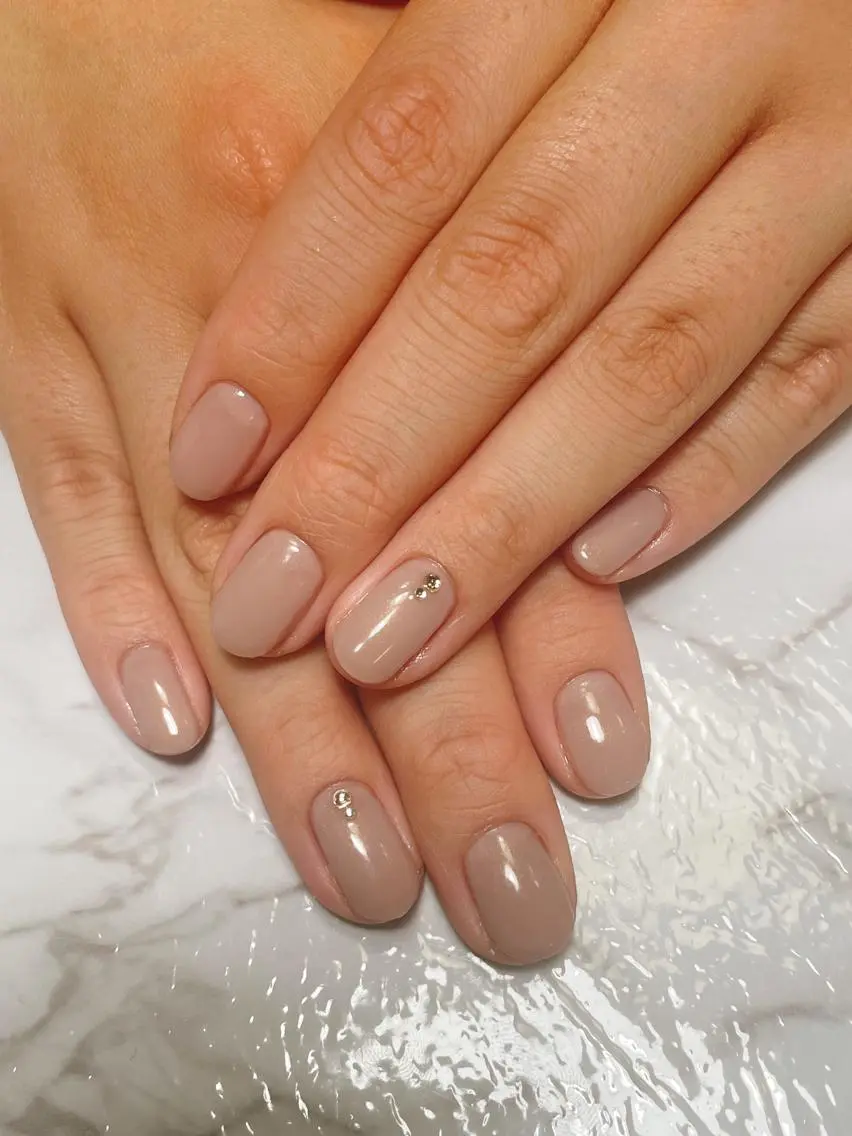 ショート ネイル ストーンネイル salon ナチュレのネイルデザイン