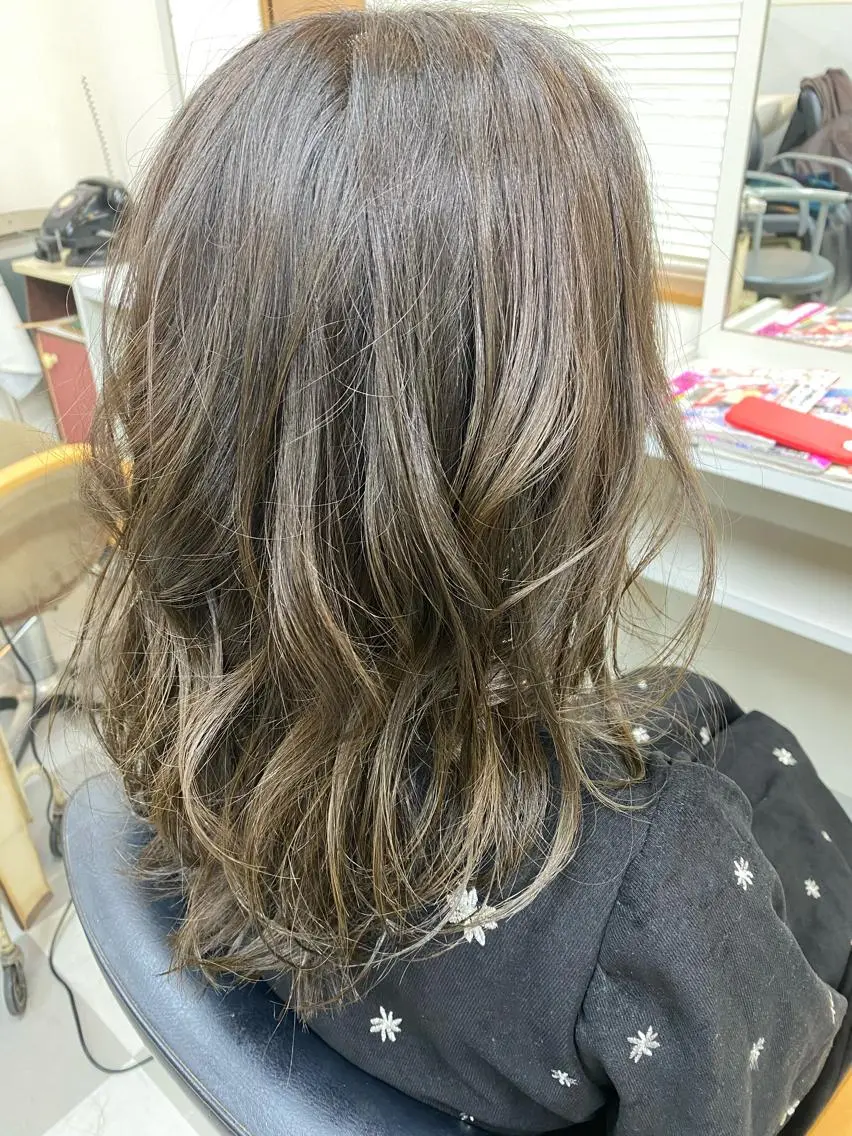 ミディアム アッシュ カット ヘアカラー トリートメント 永沼 真依のヘアスタイル