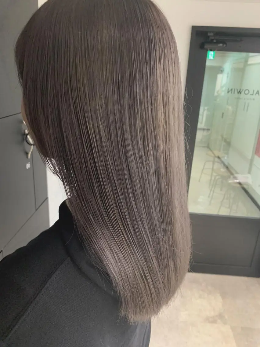 セミロング カラー アディクシーカラー アッシュ アッシュグレー バレイヤージュ ベージュカラー 前髪顔周りカット 沼田 拓斗のヘアスタイル