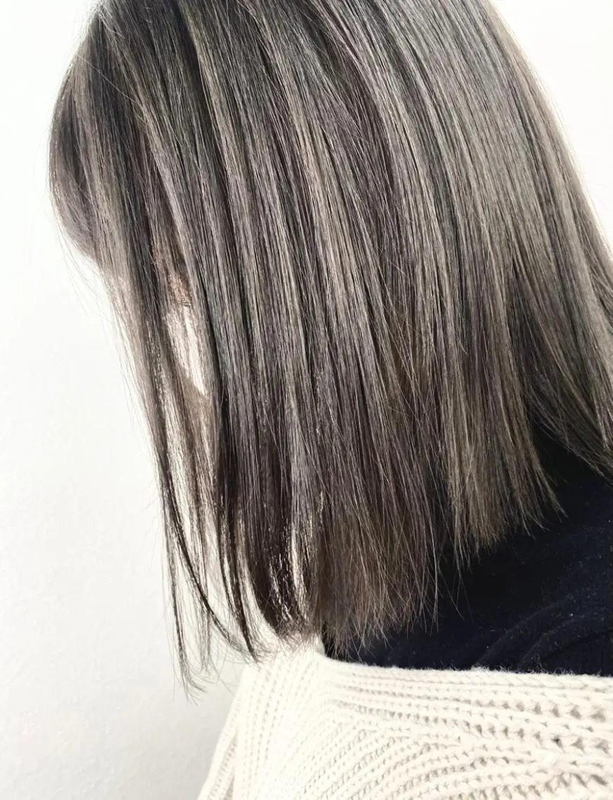 カラー 黒髪 ハイライトカラー 中村 彩夏のヘアスタイル