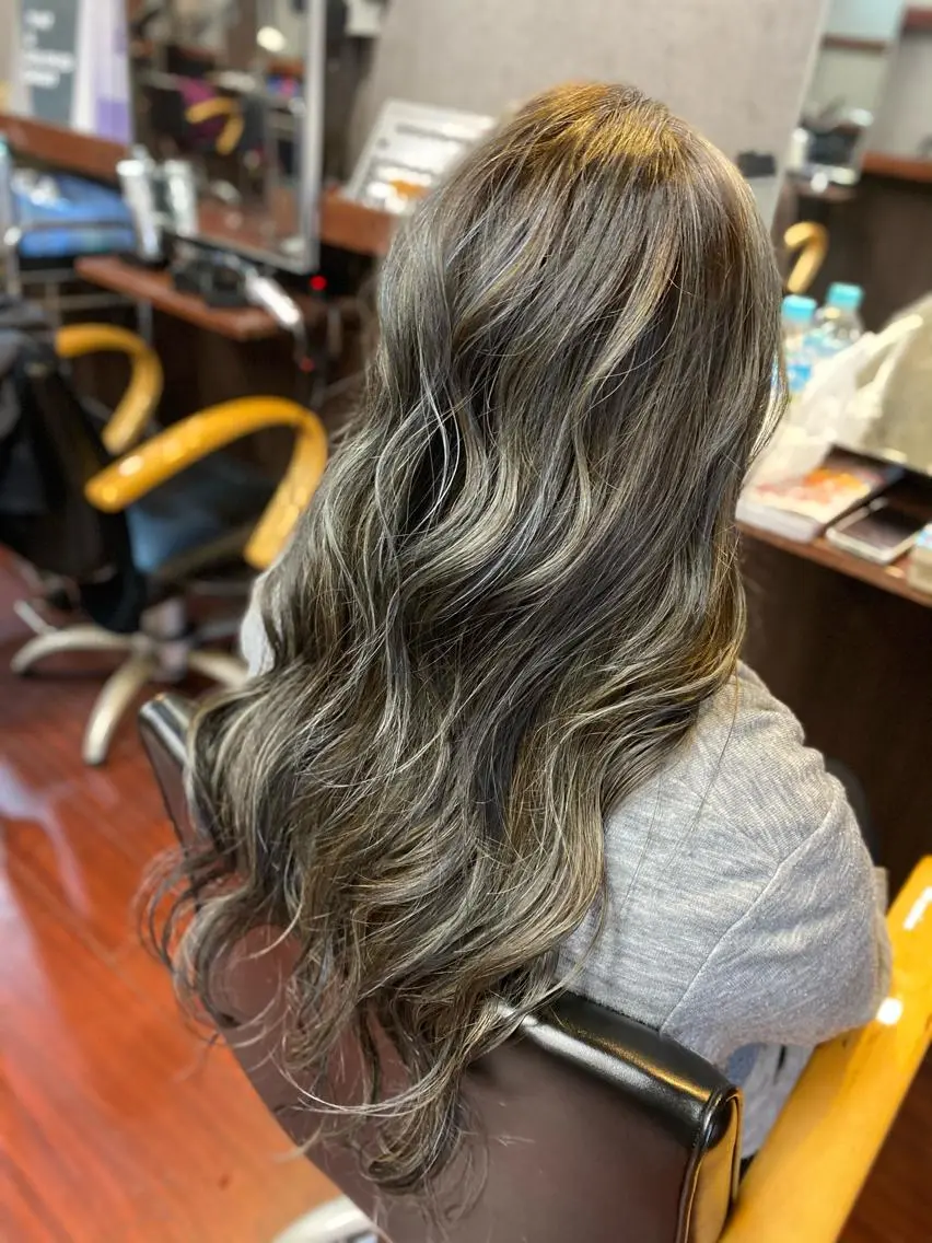 ロング カラー ヘアアレンジ ブルーカラー ハイライトカラー シルバー ハイライト Luzir⭐︎ GEN⭐︎のヘアスタイル
