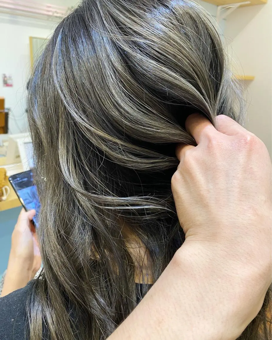 セミロング ハイライト 髪質改善 縮毛矯正 トリートメント 酸熱トリートメント ヘアカラー トリートメント 中川 勝友のヘアスタイル