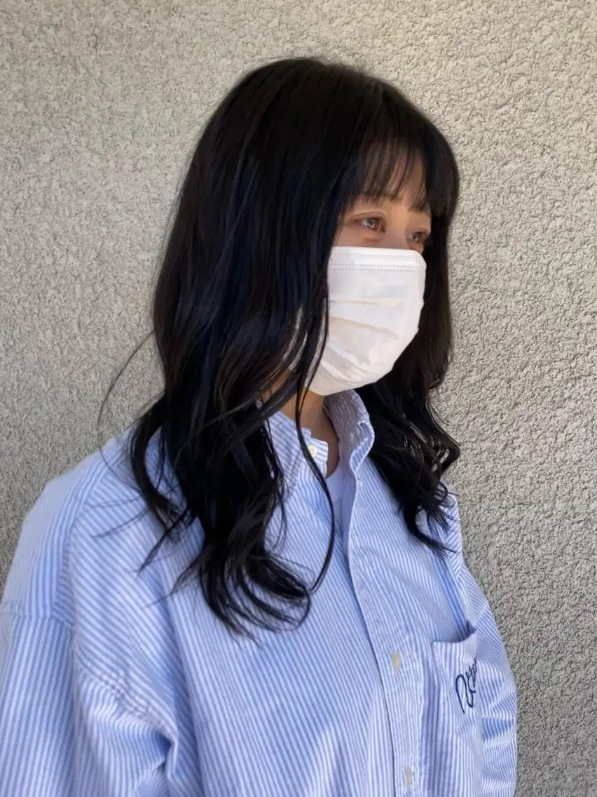 ミディアム カラー ミディアムレイヤー 黒髪 ブルーカラー ブルーブラック レイヤーカット 桑原 菜摘のヘアスタイル