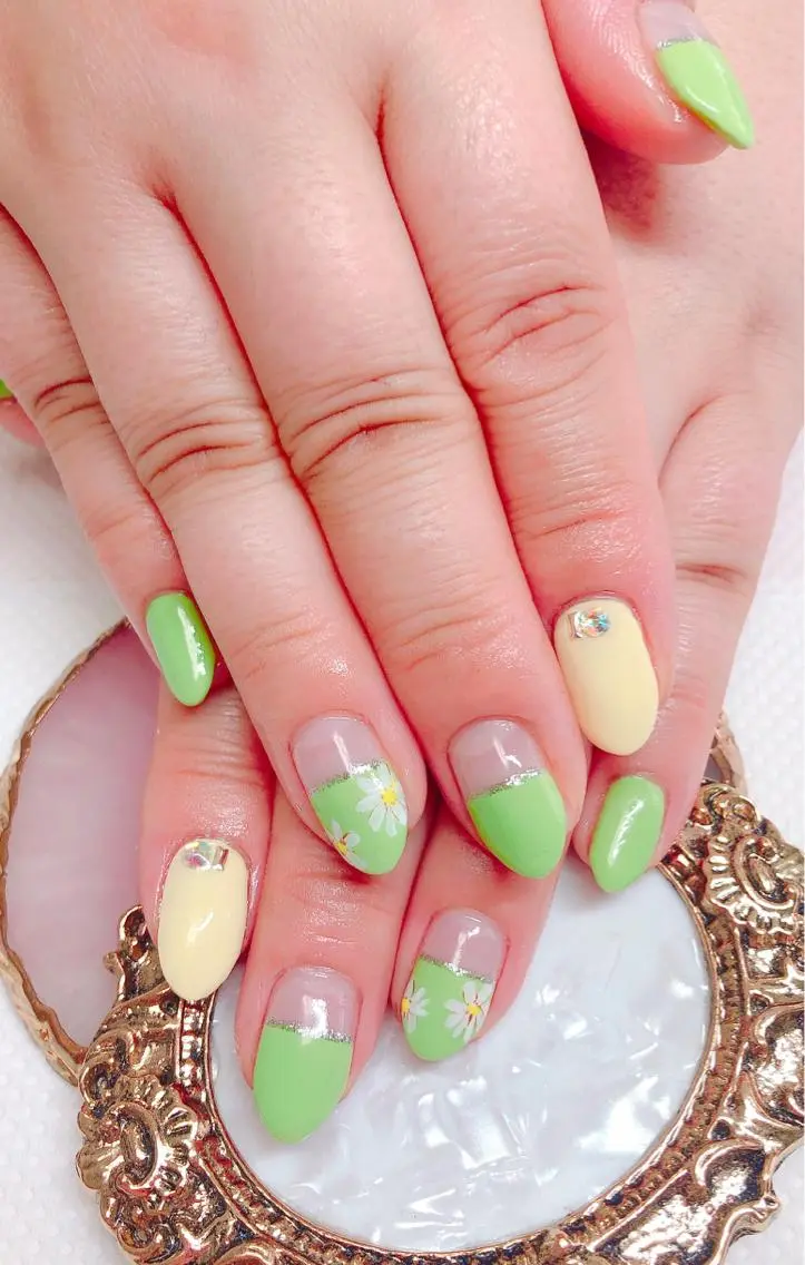 ネイル シンプルネイル CROWN プライベートサロンのネイルデザイン