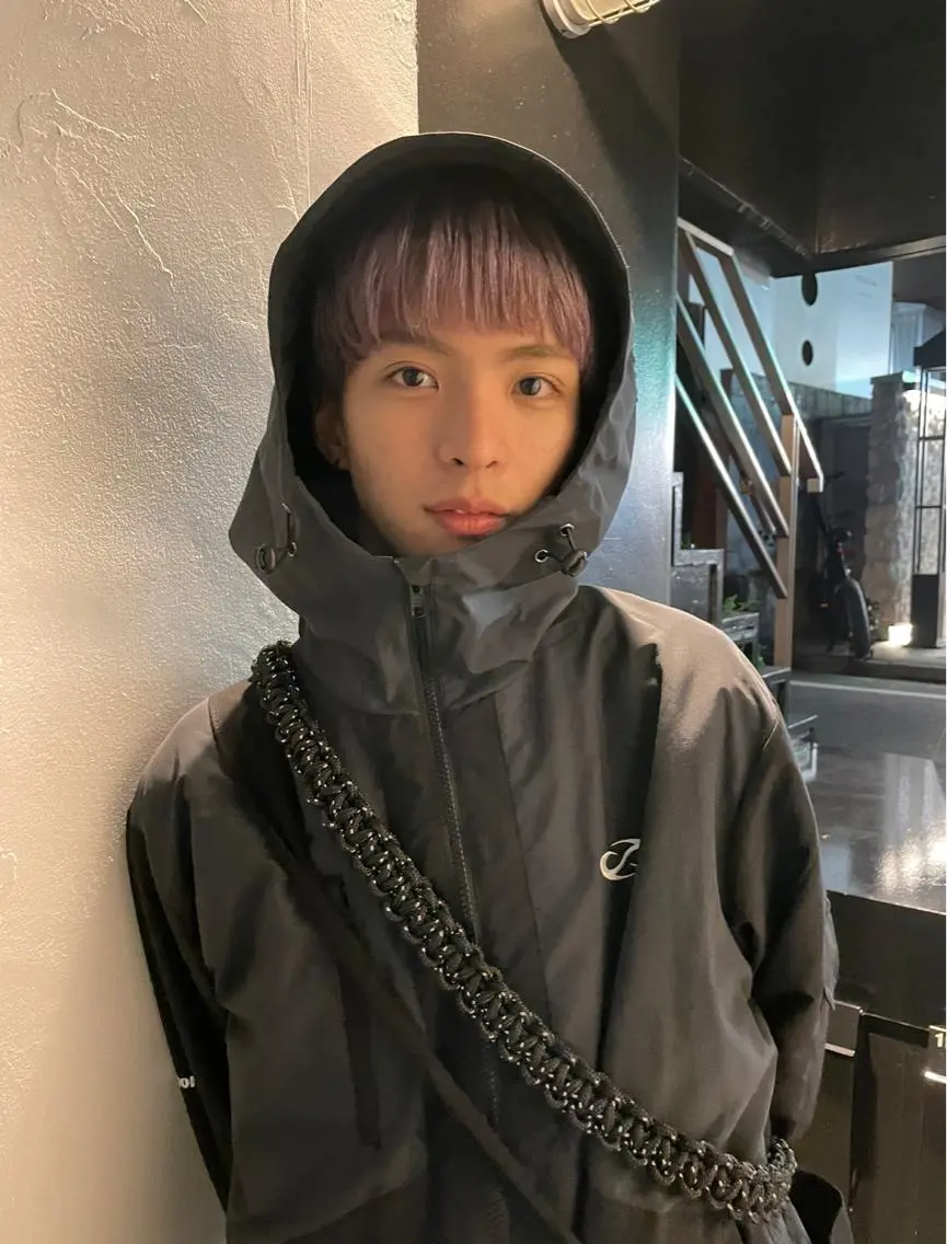 ショート カラー メンズ メンズバレイヤージュ メンズブリーチ センターパート フェードカット メンズハイライト ヘアカラー トリートメント スパイラルパーマ 🌐hina⭐️のヘアスタイル