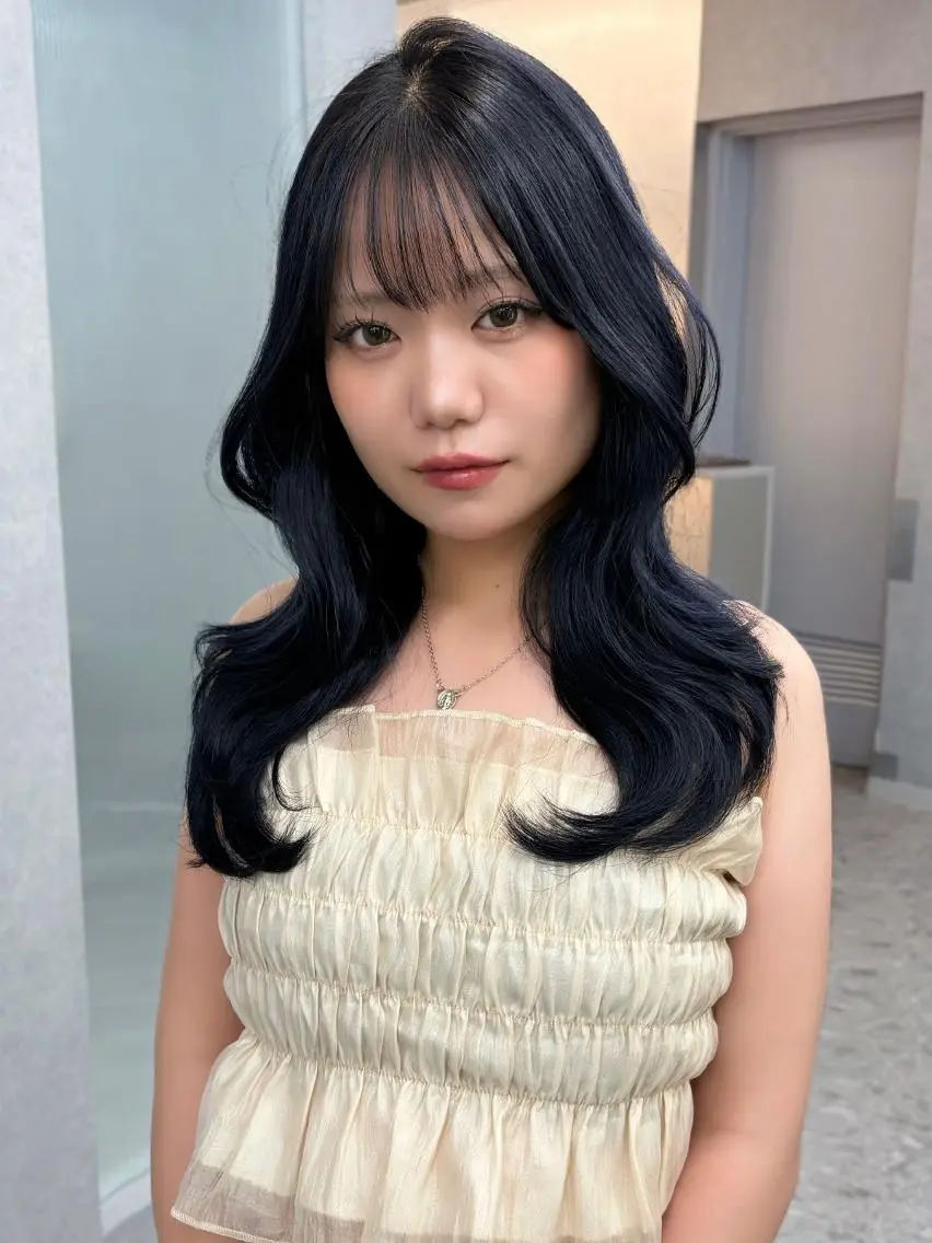 セミロング カラー 黒髪 ブルーカラー ブルーブラック 透明感カラー くびれヘア ヘアカラー トリートメント さや🍀/透明感 カラー/ヘアセットのヘアスタイル