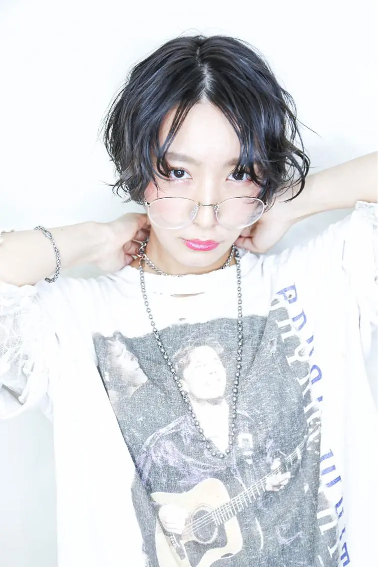 ショート カラー パーマ ウルフカット／吉村 桃子のヘアスタイル